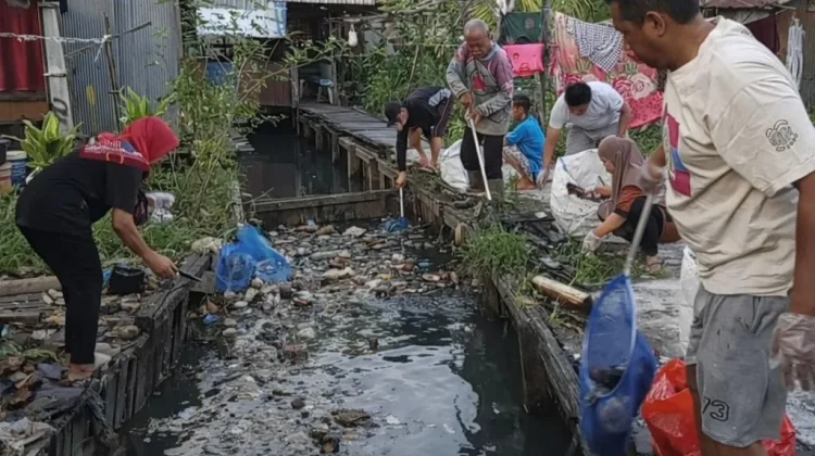 Aksi Bersih-Bersih Warga Gang II Damai: Sungai Dikeruk, Sampah Dipungut