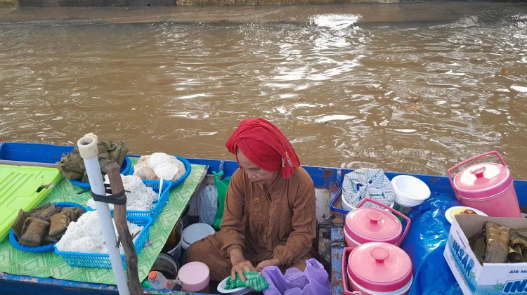 Menikmati Keindahan Pasar Terapung dan Jajanan Khas Banjar
