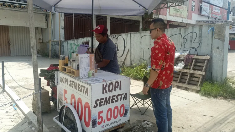 Mobilitas Tinggi, Kunci Sukses Penjual Kopi Keliling