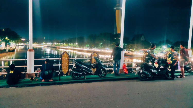 Geliat Memancing Malam di Jembatan Pasar Lama