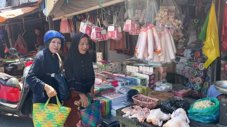 Harga Plastik Melonjak, Warga Mulai Beralih Gunakan Bakul Purun