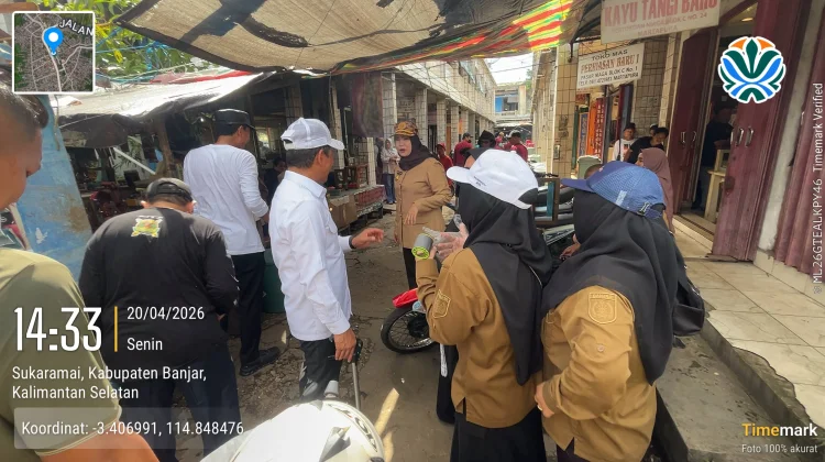 Menteri LH Turun Langsung Pungut Sampah di Pasar Martapura