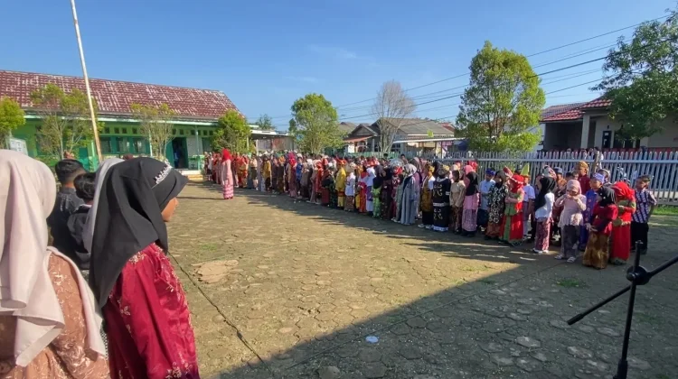 Semarak Hari Kartini, Ratusan Siswa SDN Semangat Dalam 5 Kenakan Pakaian Adat