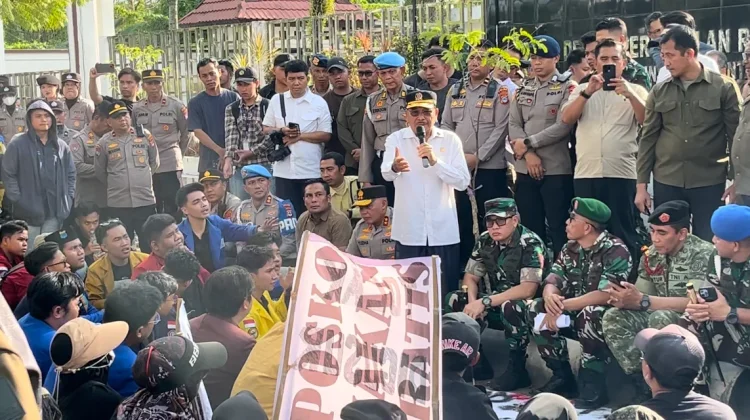 Masa Gabungan Gelar Unjuk Rasa di DPRD Kalsel