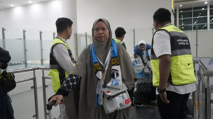 Jemaah Haji Kloter 1 Terbang Melalui Bandara Internasional Syamsudin Noor