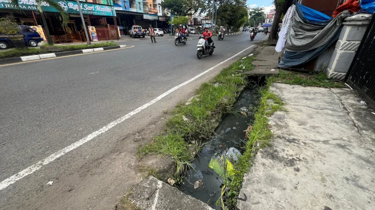 'Terpincang' di Jalan Jati, Trotoar Jebakan Maut Warga Banjarmasin