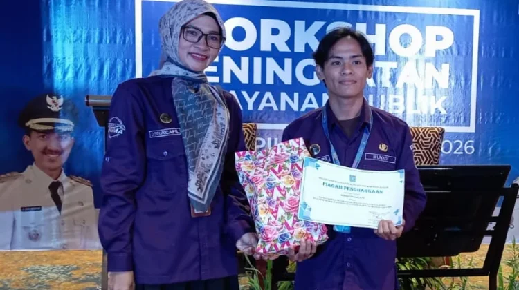 Disdukcapil Banjar Berikan Penghargaan Kepada Pegawai  Kinerja Terbaik