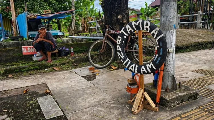 Menunggu Rezeki di Tepi Jalan: Kisah Rudi Tambal Ban
