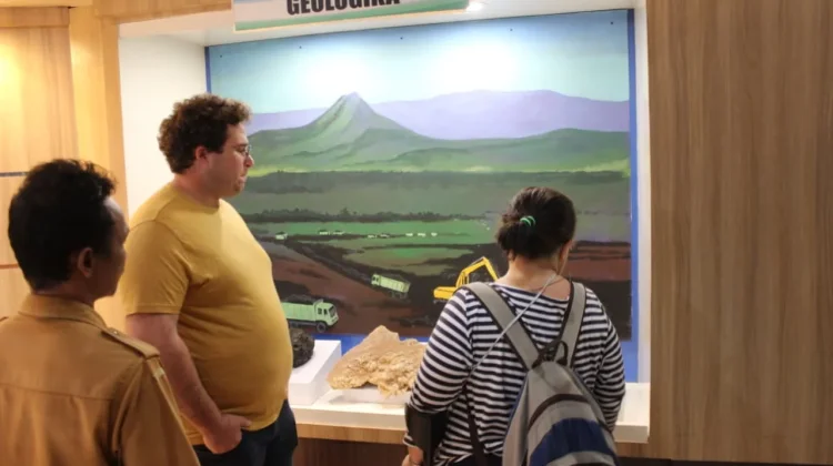 Tim Gemologi Internasional Kunjungi  Museum Lambung Mangkurat