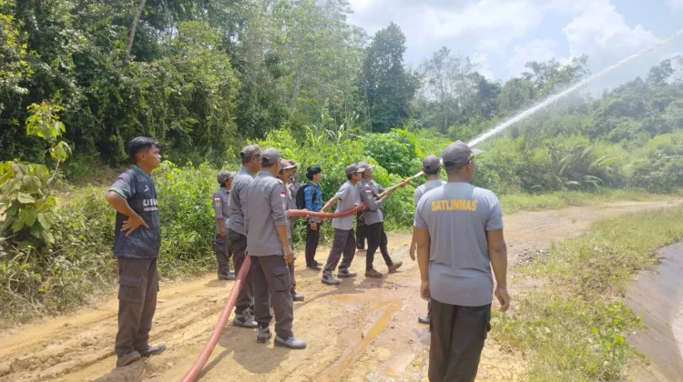 Hadapi Kemarau, Satlinmas Sungai Pumpung Dilatih Padamkan Api