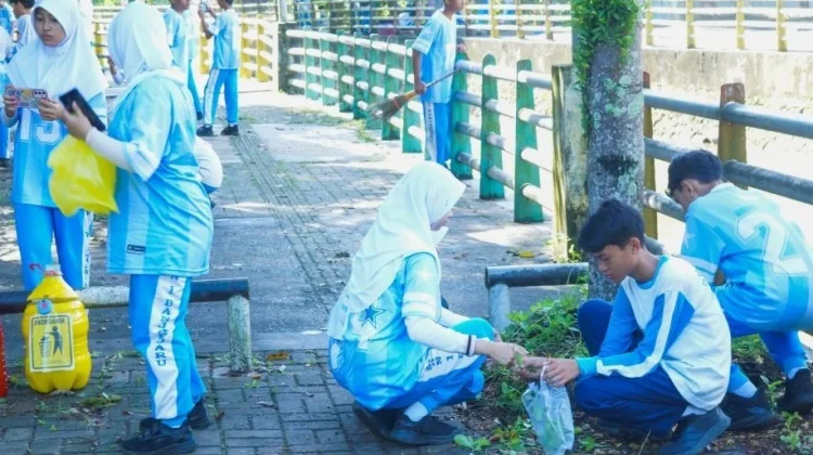 Tanam Karakter Peduli Lingkungan, Siswa SMPN 1 Banjarbaru Bersihkan Lingkungan