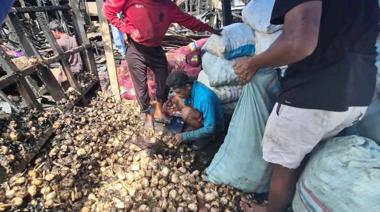 Pascakebakaran, Pedagang Pasar Bawang Jual Murah Stok yang Tersisa