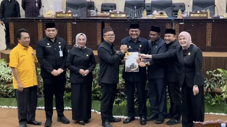 DPRD Kalsel Serahkan Rekomendasi LKPj Gubernur 2025 ke Pemprov