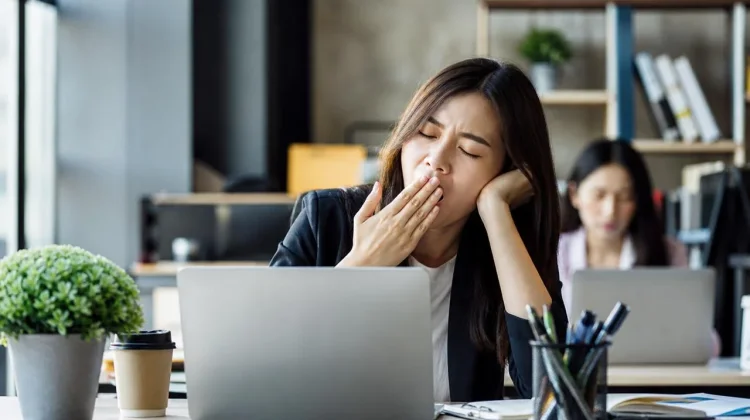 Sering Mengantuk saat Bekerja? Ini Cara Mengatasinya