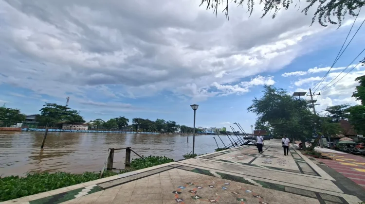 Akhirnya! Tongkang Resto Apung Depan Balai Kota Banjarmasin “Angkat Kaki”
