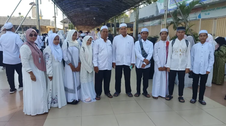 Murid kelas 9 SMPN 8 Banjarmasin mengikuti khataman Al-Qur'an