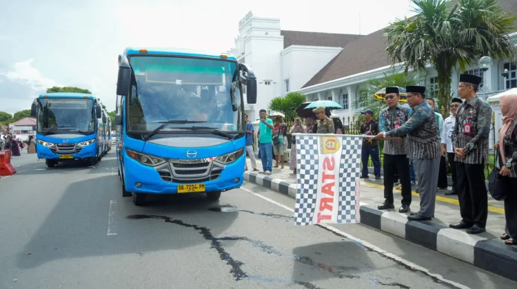 Jemaah Calon Haji Banjarbaru Dilepas Menuju Embarkasi Haji Banjarmasin