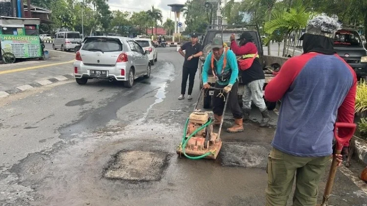 Kawal Jalan Mulus di Banjarbaru, Wali Kota Instruksikan Camat dan Lurah Responsif