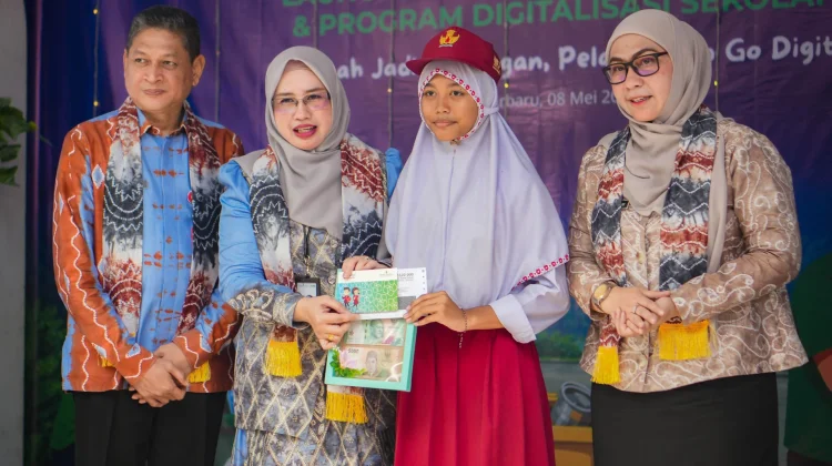 Wali Kota Banjarbaru Resmikan Bank Sampah “SIPALUI” dan Digitalisasi Sekolah