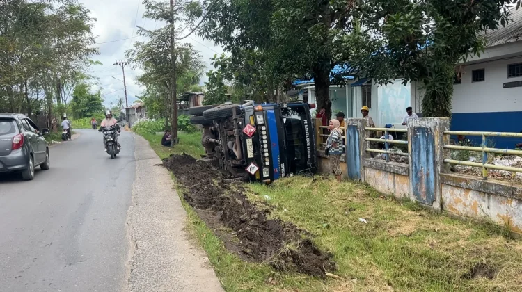 Truk Tangki Solar Terbalik di Depan RPH Basirih Jalan Tembus Mantuil