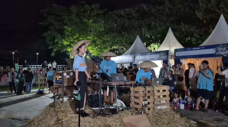 Seniman Soroti Persoalan Limbah Kota lewat Pertunjukan "Musik Sampah"