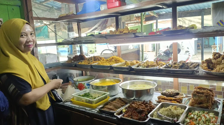 Pelayanan Ramah dan Menu Rumahan Bikin Warteg Ini Tetap Diminati