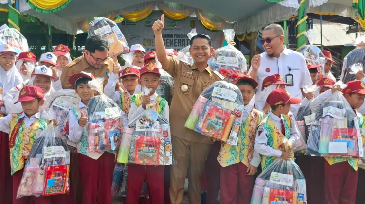 Ratusan Pelajar SDN Kuin Cerucuk 1 Dapat Perlengkapan Sekolah Gratis