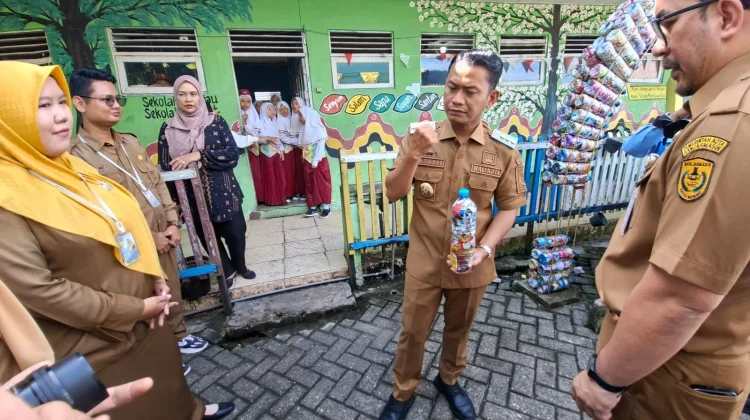 Sampah Plastik Disulap Jadi Hiasan Sekolah, Wali Kota Banjarmasin: Harus Ditiru!