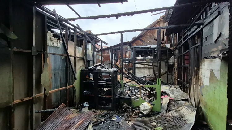 Kebakaran di Gang Guntur Kelurahan Mawar Hanguskan Tiga Rumah