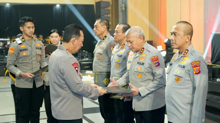 Kapolda Kalsel Terima Penghargaan dari Kapolri sebagai Kapolda Terbaik