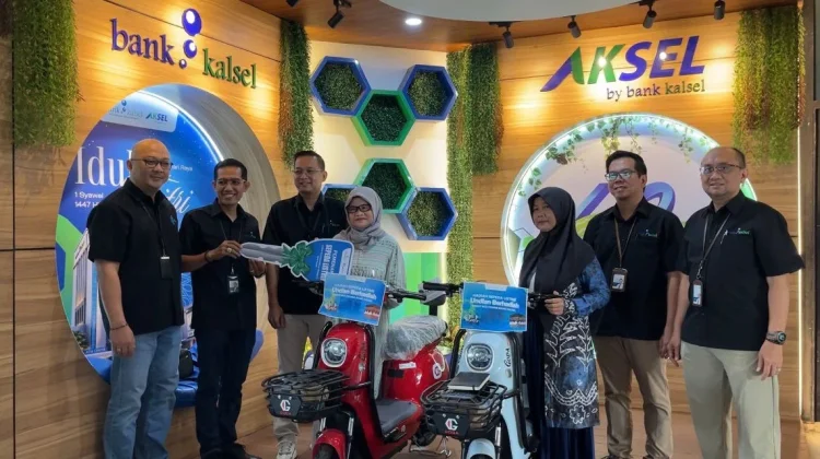 Kredit Multiguna Bank Kalsel Bawa Berkah, Tiga Nasabah Raih Sepeda Listrik