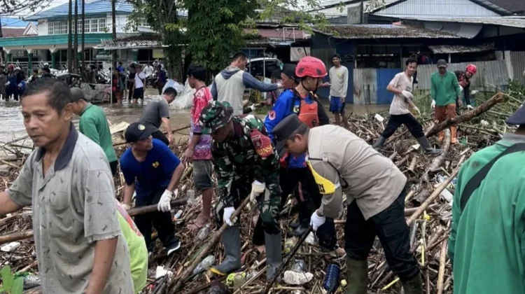Cegah Banjir Babinsa Koramil 1002-06/Barabai Gotong Royong Bersihkan Sungai