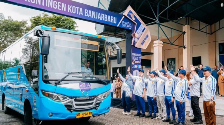 Wali Kota Lepas Kontingen Popda Kota Banjarbaru