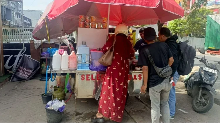 Cita Rasa Pedas dan Harga Terjangkau, Pentol Alpina Digemari Warga