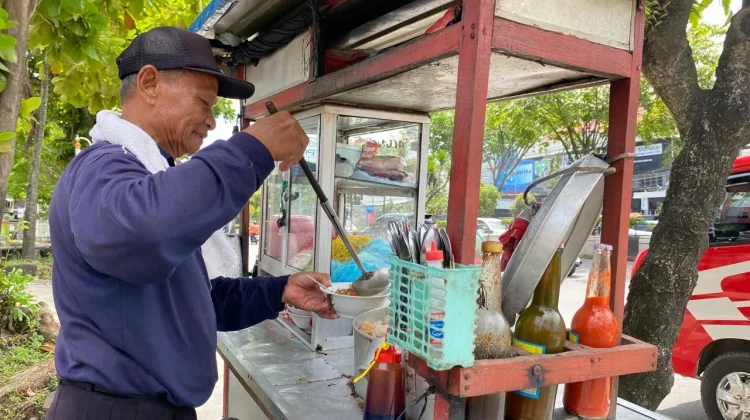 Denting Mangkok dan Jejak Panjang Mas Joko Menjaga Asa
