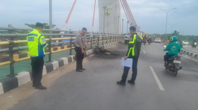 Polresta Banjarmasin Olah TKP Laka Mobil dan Dua Sepeda Motor di Jembatan Alalak