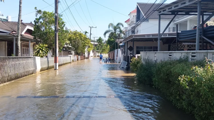 Genangan Air yang Membanjiri Sepanjang Jalan Pembangunan I