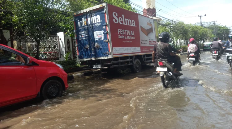 Banjir Rob Ganggu Aktifitas Ekonomi di Jalan Perdagangan Banjarmasin