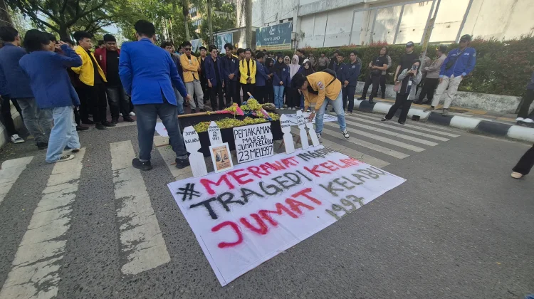 Peringati Jumat Kelabu, Ratusan Mahasiswa Turun ke Jalan