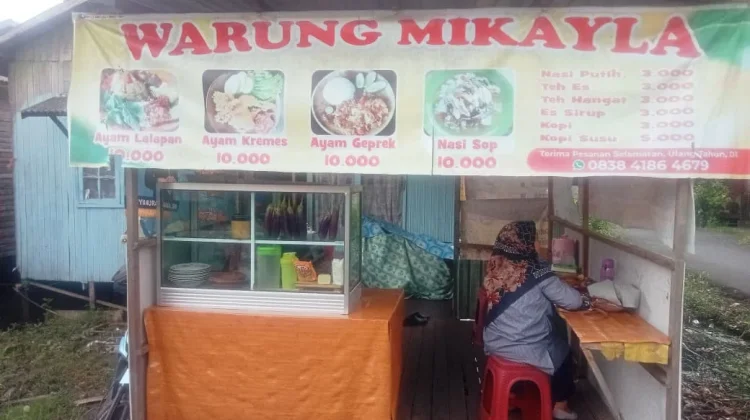 Warung Mikayla Andalkan Ayam Kremes untuk Tarik Pelanggan