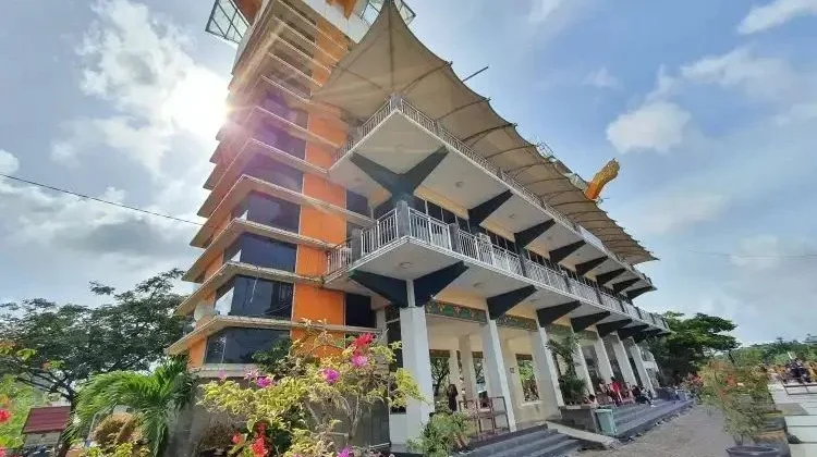 "Ngecas" Sambil Nongkrong, SPKLU Pertama di Kalsel Hadir di Siring Menara Pandang