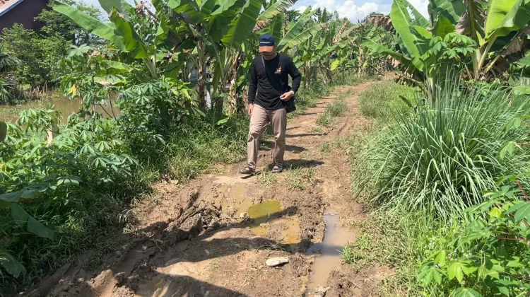 Akses Jalan Rusak, Petani Terpaksa Manfaatkan Jalur Sungai