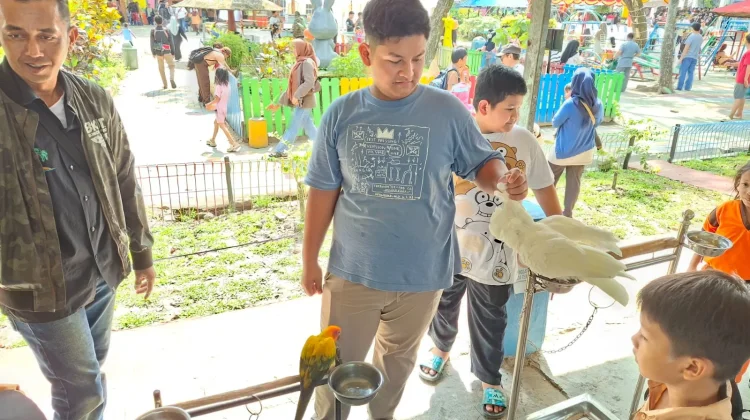 Burung-Burung Eksotis Dipamerkan, Taman Satwa Jahri Saleh Dipenuhi Warga