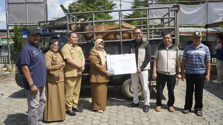 Bandara Syamsudin Noor Salurkan Bantuan Protein Hewani untuk Warga