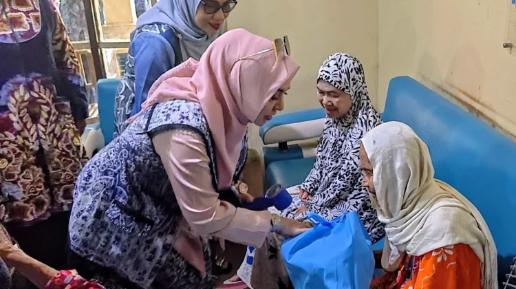 Peringati Hari Lanjut Usia Pemprov Kalsel Salurkan Bantuan Lansia