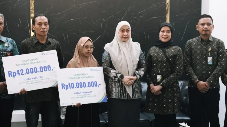 Wali Kota Banjarbaru Serahkan Santunan BPJS Ketenagakerjaan bagi Ahli Waris