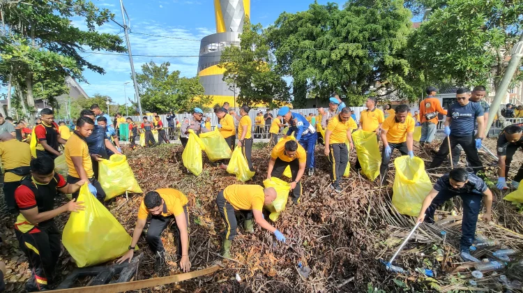 Dukung Program ASRI Kapolda Kalsel Pimpin Bakti Kebersihan di Sungai Martapura