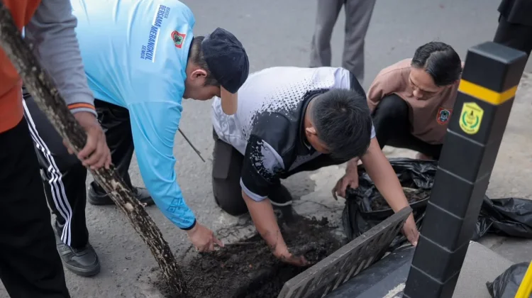Gotong Royong ASN Setwan Bersihkan Lingkungan Gedung DPRD