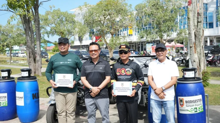Pemprov Kalsel Serahkan Bantuan Fasilitas Pengelolaan Sampah