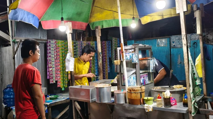 Pentol dan Gorengan Ali Laris Manis hingga tengah Malam